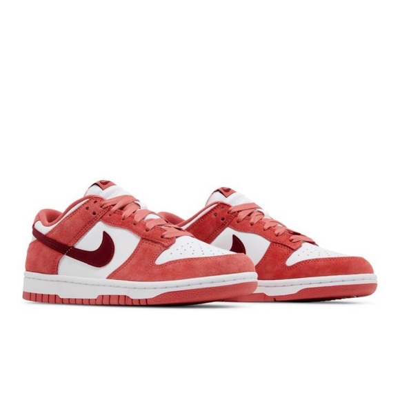 Nike Dunk Low Valentines Day 2024 - Picture 1 of 5